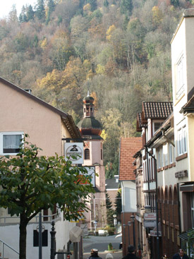 Schramberger Strae mit Kirche St. Maria im Hintergrund